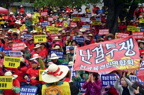 개 불법 사육, 도축 등에 대한 경기도특별사법경찰단의 집중 단속에 반발한 육견 단체 회원들이 25일 오전 경기도청 앞에서 개사육 합법화 등을 요구하며 농성을 벌이고 있다. 김시범기자