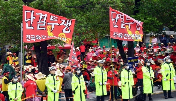 개 불법 사육, 도축 등에 대한 경기도특별사법경찰단의 집중 단속에 반발한 육견 단체 회원들이 25일 오전 경기도청 앞에서 개사육 합법화 등을 요구하며 농성을 벌이고 있다. 김시범기자