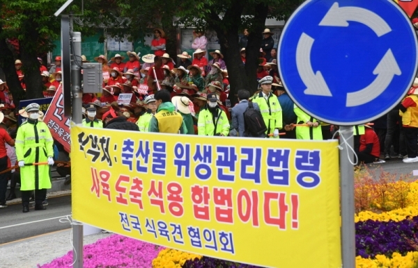 개 불법 사육, 도축 등에 대한 경기도특별사법경찰단의 집중 단속에 반발한 육견 단체 회원들이 25일 오전 경기도청 앞에서 개사육 합법화 등을 요구하며 농성을 벌이고 있다. 김시범기자