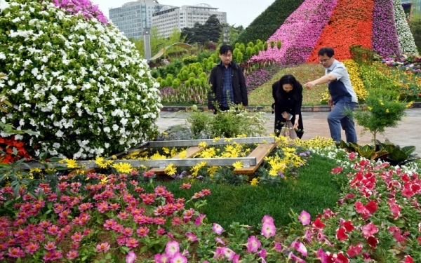 25일 고양시 일산 호수공원에서 열리는 ‘2019 고양국제꽃박람회’ 개막을 하루 앞두고 마무리 준비가 한창이다. 이번 고양국제꽃박람회는 평화를 주제로 다양한 야외정원과 꽃, 예술이 어우러지는 전시회로 30개국 350개 기관,단체가 참가해 26일부터 5월12일까지 열린다. 전형민기자