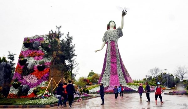 25일 고양시 일산 호수공원에서 열리는 ‘2019 고양국제꽃박람회’ 개막을 하루 앞두고 마무리 준비가 한창이다. 이번 고양국제꽃박람회는 평화를 주제로 다양한 야외정원과 꽃, 예술이 어우러지는 전시회로 30개국 350개 기관,단체가 참가해 26일부터 5월12일까지 열린다. 전형민기자
