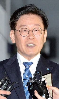 공직선거법상 허위사실 공표와 직권남용권리행사방해 혐의 등으로 기소된 이재명 경기도지사가 25일 오후 수원지방법원 성남지원에서 열린 결심공판을 마치고 나와 취재진의 질문에 답하고 있다. 김시범기자