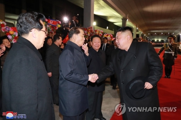 김정은 북한 국무위원장이 러시아 방문 일정을 마치고 27일 전용열차로 귀국했다고 조선중앙통신이 보도했다.  /연합