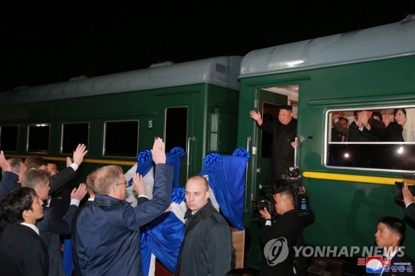김정은 북한 국무위원장이 러시아 방문 일정을 마치고 26일 블라디보스토크를 출발했다고 조선중앙통신이 27일 보도했다. /연합