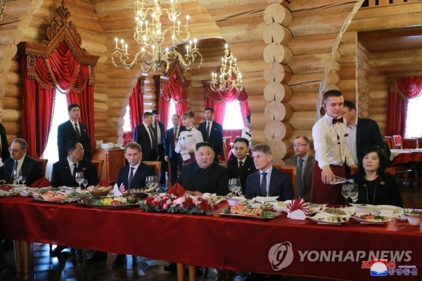 김정은 북한 국무위원장이 26일 러시아 블라디보스토크 교외의 한 레스토랑에서 올렉 코줴먀코 연해주 주지사와 오찬을 했다고 조선중앙통신이 27일 보도했다.  /연합