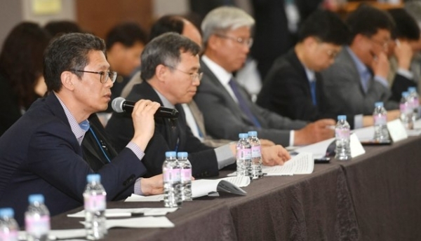 26일 용인시 골드훼미리콘도에서 ‘중소기업 - 소상공인 동반성장 워크숍’에서 이민우 경기신용보증재단 이사장이 인사말을 하고 있다.전형민기자