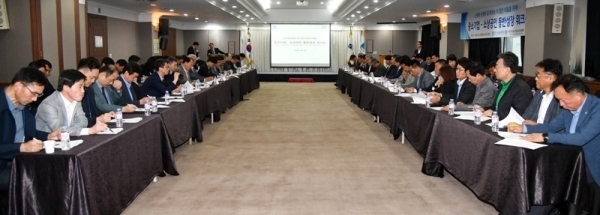 26일 용인시 골드훼미리콘도에서 ‘중소기업 - 소상공인 동반성장 워크숍’에서 이민우 경기신용보증재단 이사장, 최완수 경기도중소기업CEO연합회장 등 참석자들이 “현장 기업의 애로사항 청취와 지역경제 발전”에 대해 토의을 하고 있다.전형민기자