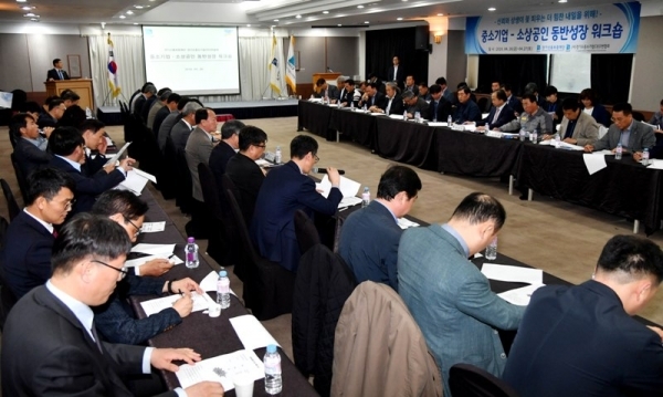 26일 용인시 골드훼미리콘도에서 ‘중소기업 - 소상공인 동반성장 워크숍’에서 이민우 경기신용보증재단 이사장, 최완수 경기도중소기업CEO연합회장 등 참석자들이 “현장 기업의 애로사항 청취와 지역경제 발전”에 대해 토의을 하고 있다.전형민기자