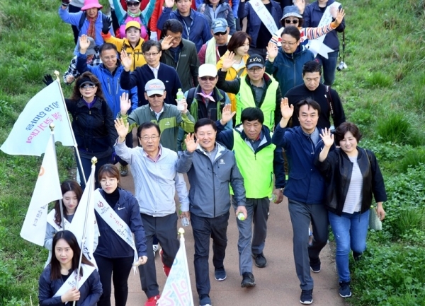27일 오전 하남시청과 유니온파크 일원에서 열린  '백제가 꿈꾼 제8회 하남 위례길 걷기대회'에서 김상호 하남시장, 이현재 국회의원, 방미숙 하남시의회의장, 경기일보 최성일 상무이사, 김학래 하남위례길사람들 대표 등 내빈과 시민들이 봄기운이 가득한 덕풍천길을 걷고 있다. 김시범기자   