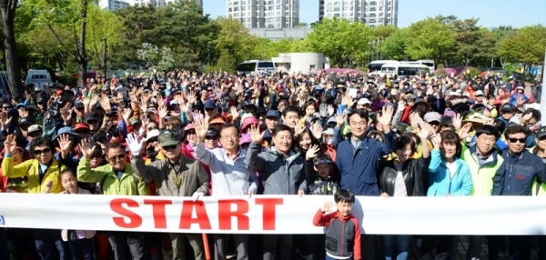 27일 오전 하남시청부터 하남시 유니온파크까지 진행된 '백제가 꿈꾼 제 8회 하남 위례길 걷기대회'에서 김상호 하남시장, 이현재 국회의원, 방미숙 하남시의회의장, 경기일보 최성일 상무이사, 김학래 하남위례길사람들 대표 등 내빈들과 참가자들이 출발선에서 기념촬영을 하고 있다. 윤원규 수습기자