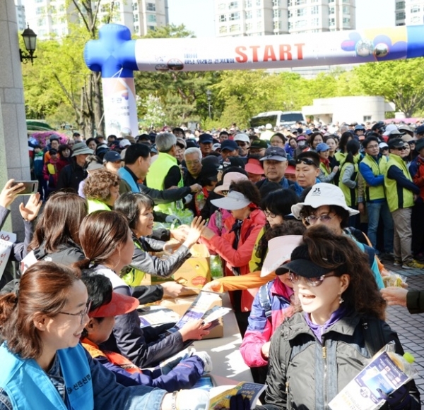 27일 오전 하남시청부터 하남시 유니온파크까지 진행된 '백제가 꿈꾼 제 8회 하남 위례길 걷기대회'에서 김상호 하남시장, 이현재 국회의원, 방미숙 하남시의회의장, 경기일보 최성일 상무이사, 김학래 하남위례길사람들 대표 등 내빈들과 참가자들이 출발하며 주최측에서 제공하는 간식과 물을 제공받고 있다. 윤원규 수습기자