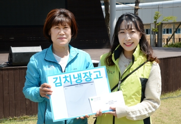 27일 오전 하남시청부터 하남시 유니온파크까지 진행된 '백제가 꿈꾼 제 8회 하남 위례길 걷기대회'에서 방미숙 하남시의회의장이 추첨한 김치냉장고 상품을 받은 참가자와 기념촬영을 하고 있다. 윤원규 수습기자