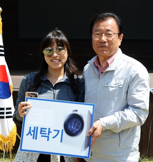 27일 오전 하남시청부터 하남시 유니온파크까지 진행된 '백제가 꿈꾼 제 8회 하남 위례길 걷기대회'에서 이현재 국회의원이 추첨한 세탁기를 받은 참가자와 기념촬영을 하고 있다. 윤원규 수습기자