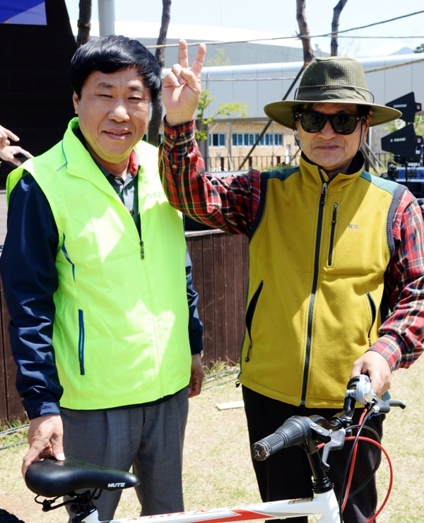 27일 오전 하남시청부터 하남시 유니온파크까지 진행된 '백제가 꿈꾼 제 8회 하남 위례길 걷기대회'에서 김학래 하남위례길사람들 대표가 추첨한 자전거상품과 당첨자와 함께 기념촬영을 하고 있다 . 윤원규 수습기자