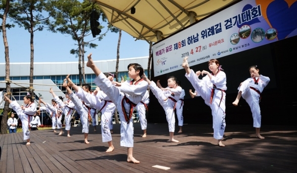 27일 오전 하남시 유니온파크에서 진행된 '백제가 꿈꾼 제 8회 하남 위례길 걷기대회' 공연에서 경희대 호림 태권도 시범단이 품새와 격파시범을 선보이고 있다. 윤원규 수습기자