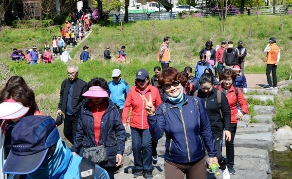 27일 오전 하남시청부터 하남시 유니온파크까지 진행된 '백제가 꿈꾼 제 8회 하남 위례길 걷기대회'에서 참가자들이 징검다리를 건너고 있다. 윤원규 수습기자