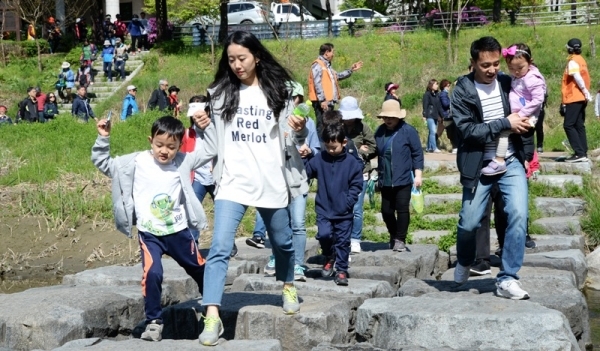27일 오전 하남시청부터 하남시 유니온파크까지 진행된 '백제가 꿈꾼 제 8회 하남 위례길 걷기대회'에서 참가자들이 징검다리를 건너고 있다. 윤원규 수습기자