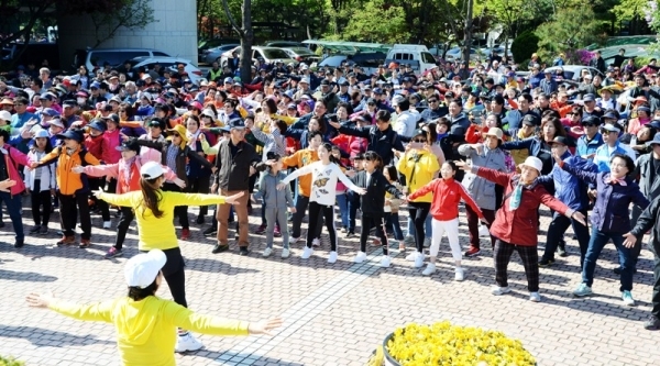 27일 오전 하남시청부터 하남시 유니온파크까지 진행된 '백제가 꿈꾼 제 8회 하남 위례길 걷기대회'에서 김상호 하남시장, 이현재 국회의원, 방미숙 하남시의회의장, 경기일보 최성일 상무이사, 김학래 하남위례길사람들 대표 등 내빈들과 참가자들이 준비체조를 하고 있다. 윤원규 수습기자