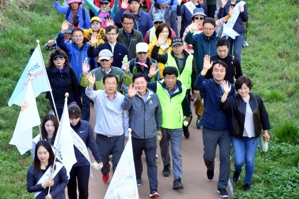 27일 오전 하남시청과 유니온파크 일원에서 열린  '백제가 꿈꾼 제8회 하남 위례길 걷기대회'에서 김상호 하남시장, 이현재 국회의원, 방미숙 하남시의회의장, 경기일보 최성일 상무이사, 김학래 하남위례길사람들 대표 등 내빈과 시민들이 봄기운이 가득한 덕풍천길을 걷고 있다. 김시범기자