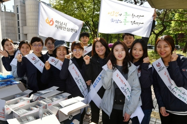 '백제가 꿈꾼 제8회 하남 위례길 걷기대회'가 열린 27일 오전 하남시청에서 하남치매안심센터 관계자들이 치매 예방 캠페인을 벌이고 있다. 김시범기자