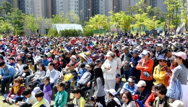 27일 오전 하남시청과 유니온파크 일원에서 열린  '백제가 꿈꾼 제8회 하남 위례길 걷기대회'에서 걷기를 마친 시민들이 공연을 관람하고 있다. 김시범기자