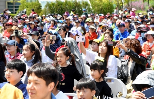 27일 오전 하남시청과 유니온파크 일원에서 열린  '백제가 꿈꾼 제8회 하남 위례길 걷기대회'에서 걷기를 마친 시민들이 공연을 관람하고 있다. 김시범기자