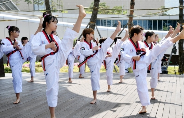 27일 오전 하남시 유니온파크에서 열린 '백제가 꿈꾼 제 8회 하남 위례길 걷기대회' 공연에서 경희대 호림 태권도 시범단이 품새와 격파시범 등을 선보이고 있다. 김시범기자