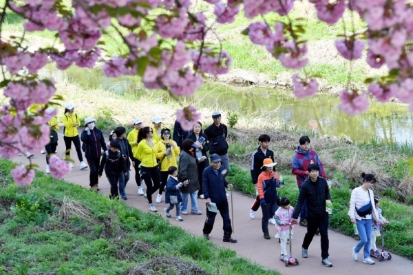 27일 오전 하남시청과 유니온파크 일원에서 열린  '백제가 꿈꾼 제8회 하남 위례길 걷기대회'에서 김상호 하남시장, 이현재 국회의원, 방미숙 하남시의회의장, 경기일보 최성일 상무이사, 김학래 하남위례길사람들 대표 등 4천여 명의 참가자들이 봄기운이 가득한 덕풍천길을 걷고 있다. 김시범기자