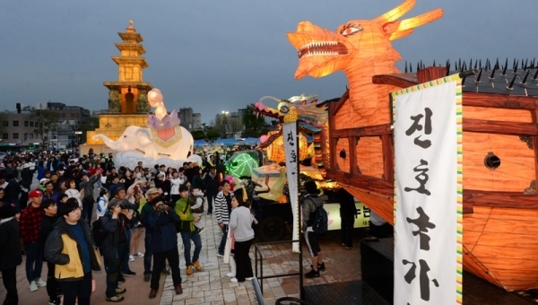 27일 오후 수원 화성행궁 광장 일원에서 '2019 수원연등축제'가 열렸다. 수많은 시민들이 광장에 모여 연등행렬을 관람했다. 윤원규 수습기자