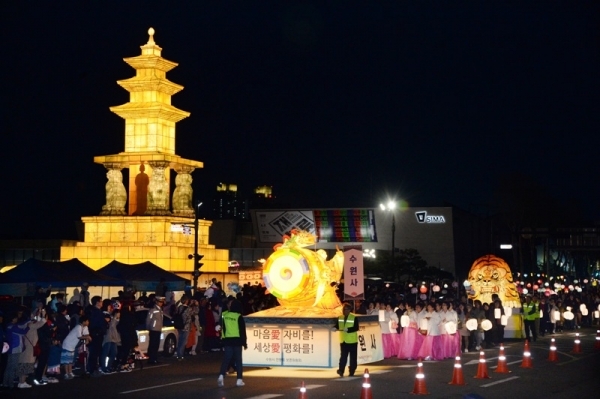 27일 오후 수원 화성행궁 광장 일원에서 '2019 수원연등축제'가 열렸다. 화성행궁에서 연등 행렬이 출발하고 있다. 윤원규 수습기자