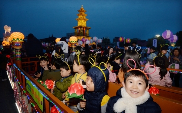 27일 오후 수원 화성행궁 광장 일원에서 '2019 수원연등축제'가 열렸다. 청련암 연화유치원 아이들이 퍼레이드 차량에서 환하게 웃고 있다. 윤원규 수습기자