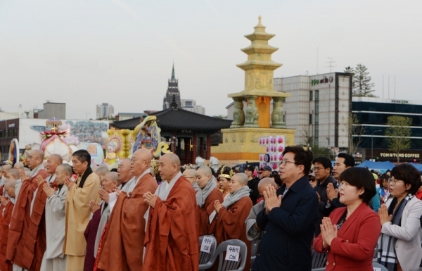 27일 오후 수원 화성행궁 광장 일원에서 '2019 수원연등축제'가 열렸다. 염태영 수원시장, 조명자 수원시의회의장, 안혜영 경기도의회 부의장 등 내빈들이 삼귀의를 하고 있다. 윤원규 수습기자