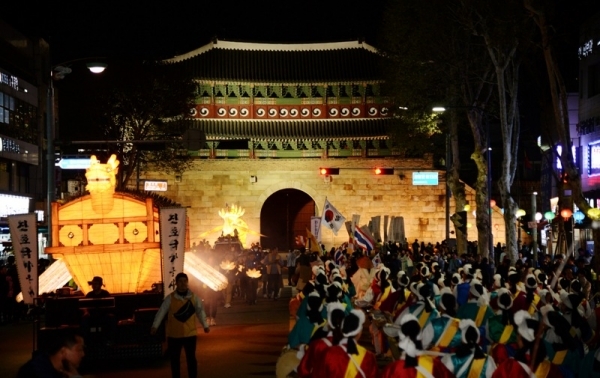 27일 오후 수원 화성행궁 광장 일원에서 '2019 수원연등축제'가 열렸다. 팔달문~장안문 까지 도로가 통제된 가운데 제등행렬이 팔달문 앞을 지나고 있다. 윤원규 수습기자