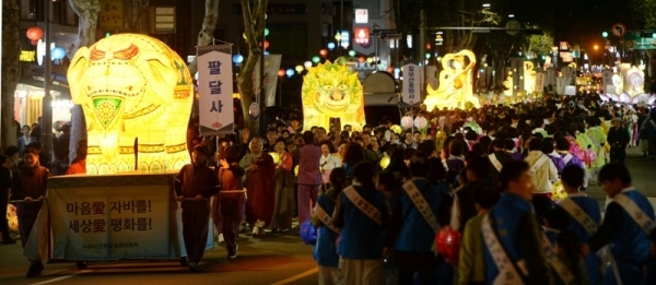 27일 오후 수원 화성행궁 광장 일원에서 '2019 수원연등축제'가 열렸다. 팔달문~장안문 까지 도로가 통제된 가운데 제등행렬이 팔달문 앞을 지나고 있다. 윤원규 수습기자