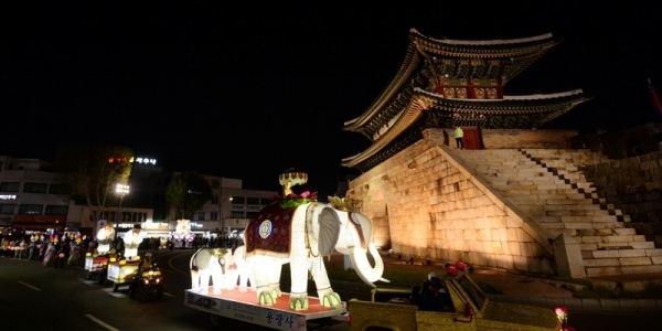 27일 오후 수원 화성행궁 광장 일원에서 '2019 수원연등축제'가 열렸다. 팔달문~장안문 까지 도로가 통제된 가운데 제등행렬이 팔달문 앞을 지나고 있다. 윤원규 수습기자