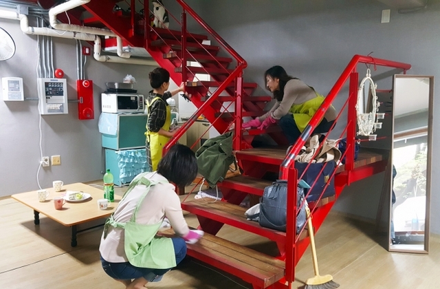 ▲ 삼천리그룹 임원부인회와 여직원들이 안양의 집에서 봉사활동에 참여하고 있다 (1)