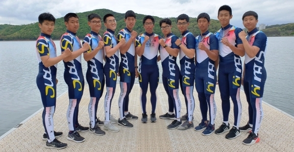 13회 화천평화배 전국조정대회에서 남자 고등부 종합 패권을 차지한 수원 수성고 조정팀