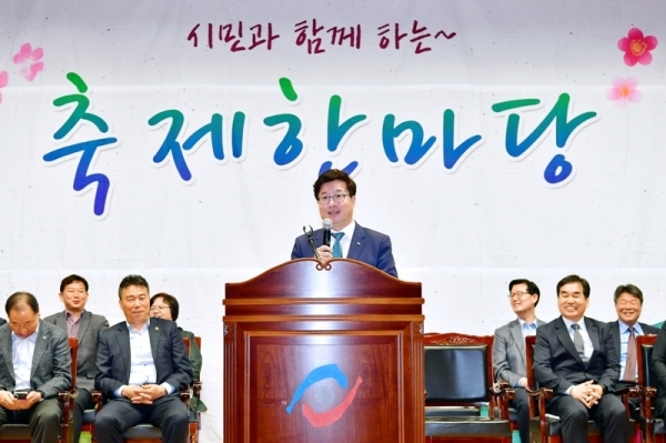 염태영 수원시장이 26일 노동절 기념대회에서 축사를 하고 있다. 수원시제공