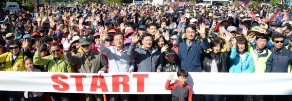 27일 오전 하남시청부터 하남시 유니온파크까지 진행된 '백제가 꿈꾼 제 8회 하남 위례길 걷기대회'에서 김상호 하남시장, 이현재 국회의원, 방미숙 하남시의회의장, 경기일보 최성일 상무이사, 김학래 하남위례길사람들 대표 등 내빈들과 참가자들이 출발선에서 기념촬영을 하고 있다. 윤원규 수습기자