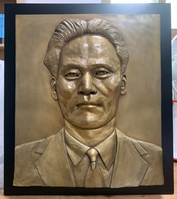 중국 상하이 루쉰공원 내 윤봉길기념관에 기증한 대형 윤봉길 부조작품. 서경덕 교수 제공