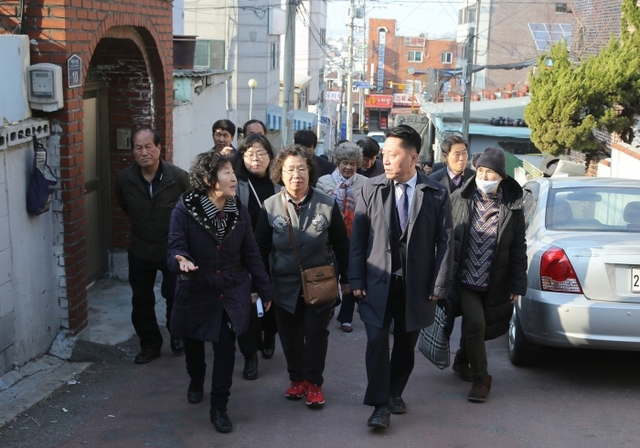 지난 3월 7일 장덕천 시장이 주민들과 은행단지를 둘러보는 모습.