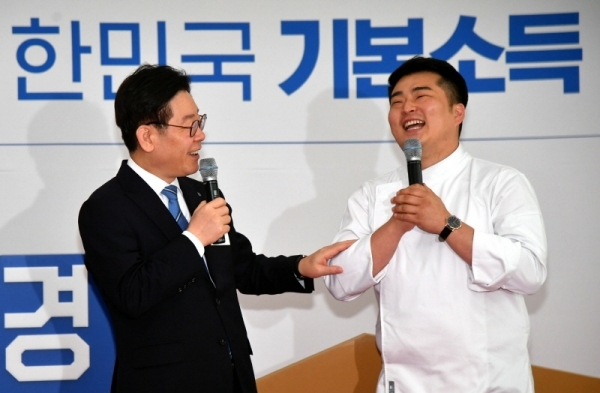 29일 수원컨벤션센터에서 열린 ‘2019 대한민국 기본소득 박람회’ 오프닝 포토타임에서 이재명 경기도지사가 기본소득 박람회 홍보대사 이원일 쉐프와 포토월 앞에서 대화를 나누고 있다.전형민기자