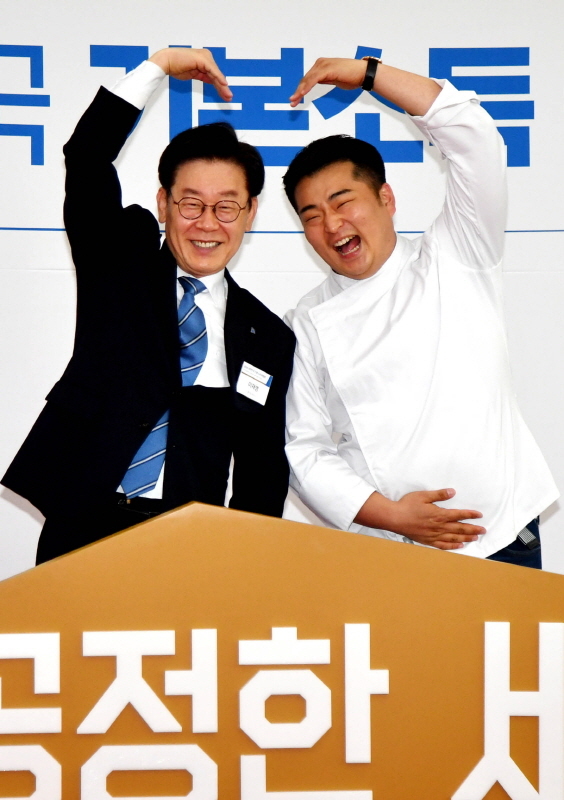 29일 수원컨벤션센터에서 열린 ‘대한민국 기본소득 박람회’  이재명 경기도지사가 기본소득 박람회 홍보대사 이원일 쉐프와 포토월 앞에서 포토타임을 갖고 있다.전형민기자