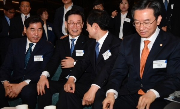 29일 수원컨벤션센터에서 열린 ‘2019대한민국 기본소득 박람회’에서 이재명 경기도지사가 내빈들과 대화를 나누고 있다. 전형민기자