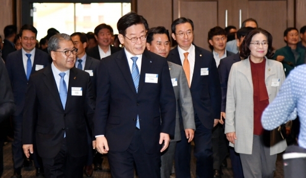 29일 수원컨벤션센터에서 열린 ‘대한민국 기본소득 박람회’  이재명 경기도지사 등 내빈들이 행사장에 입장하고 있다.전형민기자