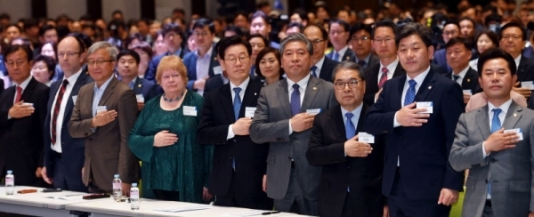29일 수원컨벤션센터에서 열린 ‘대한민국 기본소득 박람회’  이재명 경기도지사, 송한준 경기도의회 의장, 이재정 경기도교육감, 애니 밀러 영국 시민소득트러스트 의장 등 참석자들이 국민의례를 하고 있다.전형민기자