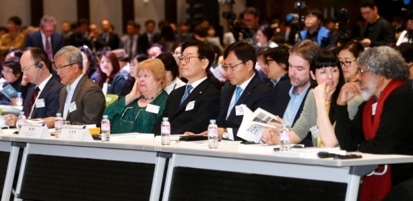 29일 수원컨벤션센터에서 열린 ‘대한민국 기본소득 박람회’에서  이재명 경기도지사 애니 밀러 영국 시민소득트러스트 의장 등 참석자들이 국제컨퍼런스에서 기조연설 내용을 경청하고 있다.전형민기자