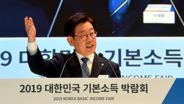 29일 수원컨벤션센터에서 열린 ‘대한민국 기본소득 박람회’에서 “협력 시대의 새로운 패러더임, 기본소득!”이란 주제로 열린 국제컨퍼런스에서  이재명 경기도지사가 연설을 하고 있다.전형민기자
