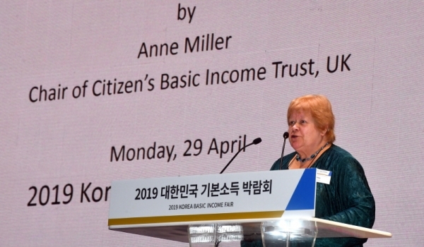 29일 수원컨벤션센터에서 열린 ‘대한민국 기본소득 박람회’ 국제컨퍼런스에서  애니 밀러 영국 시민소득트러스트 의장이 “비전에서 현실로: 정의,평화,복지의 새로운 시대”란 주제로 기조연설을 하고 있다.전형민기자