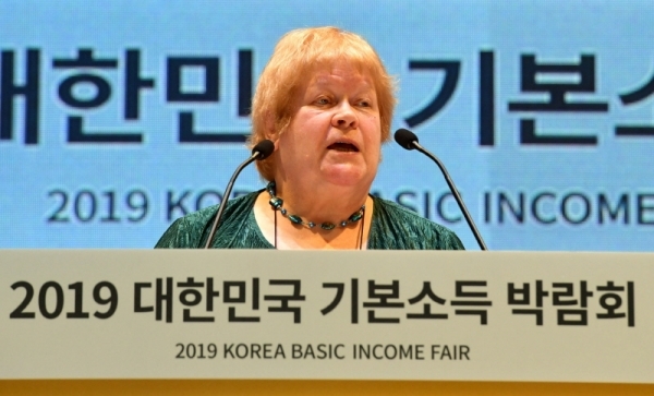 29일 수원컨벤션센터에서 열린 ‘대한민국 기본소득 박람회’ 국제컨퍼런스에서  애니 밀러 영국 시민소득트러스트 의장이 “비전에서 현실로: 정의,평화,복지의 새로운 시대”란 주제로 기조연설을 하고 있다.전형민기자